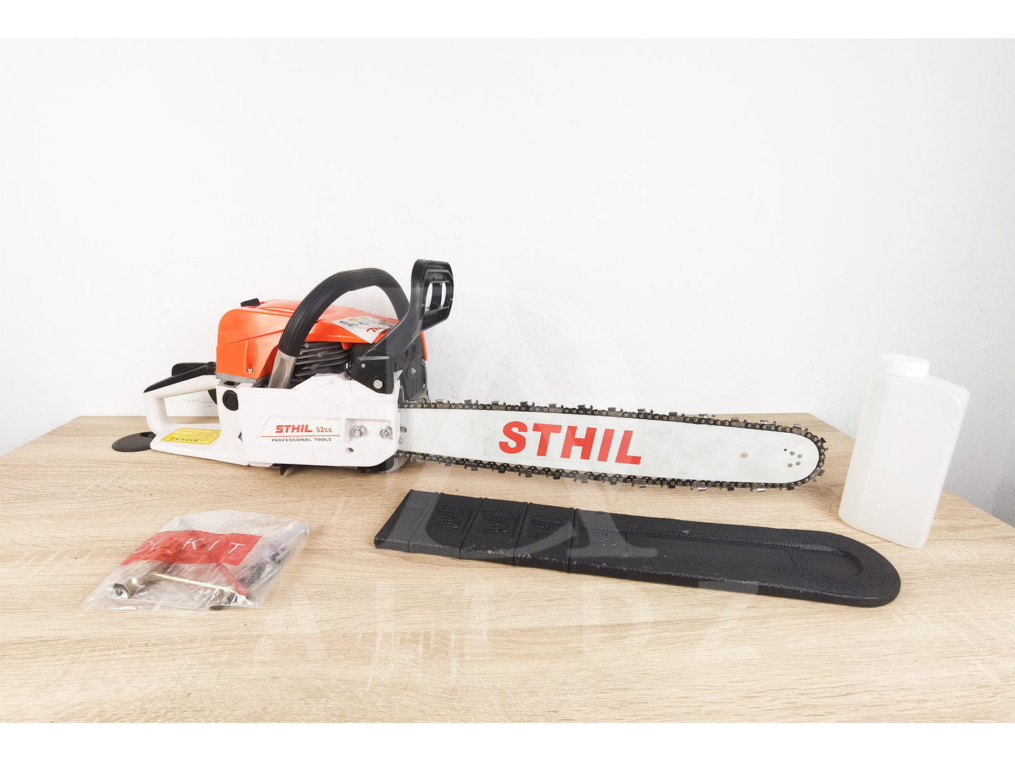 منشار السلسلة يعمل بالبنزين