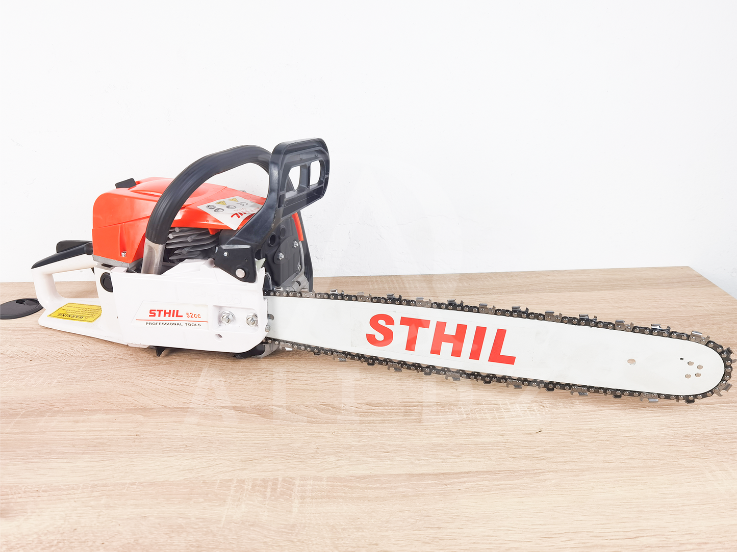 منشار السلسلة يعمل بالبنزين