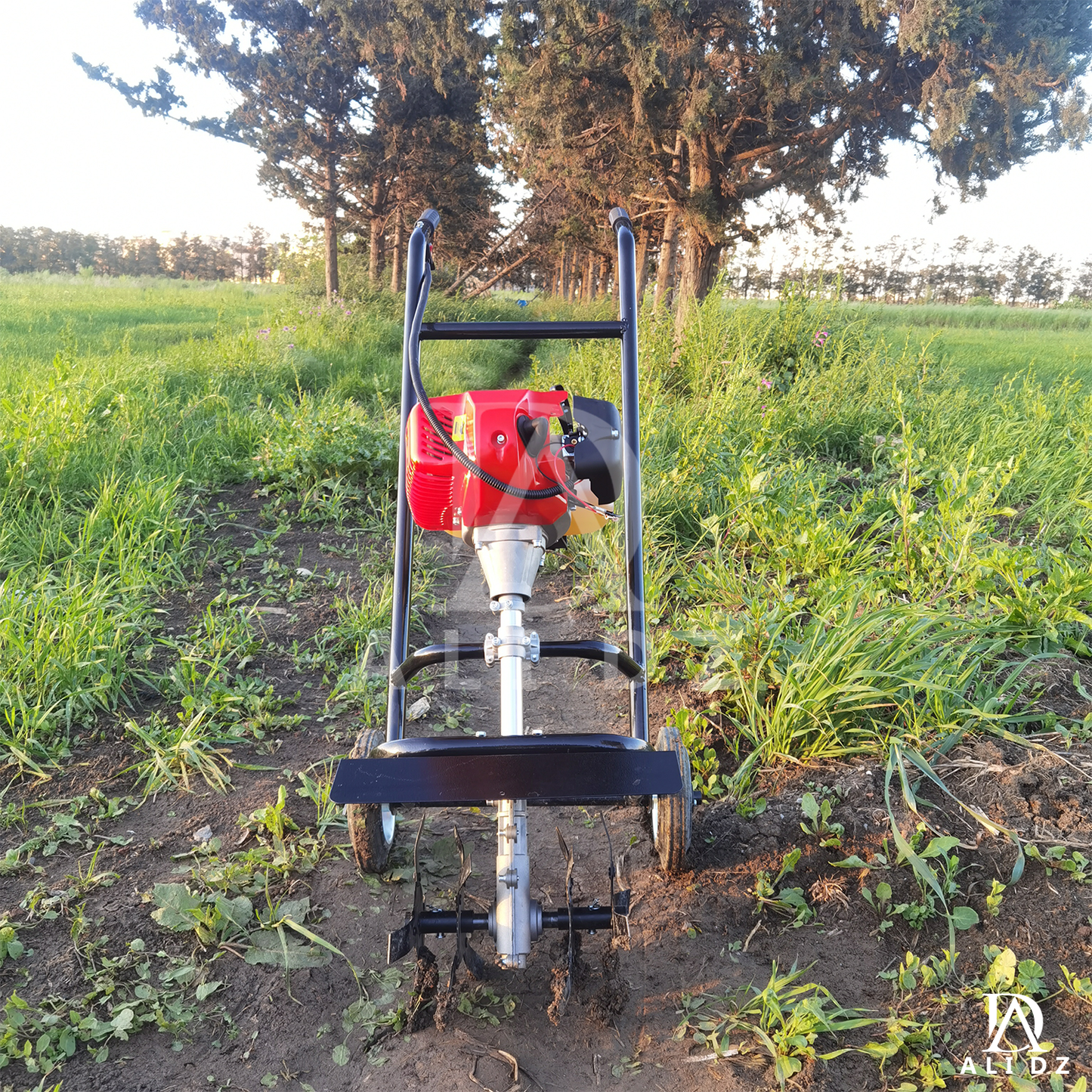 محراث التربة يعمل بالبنزين