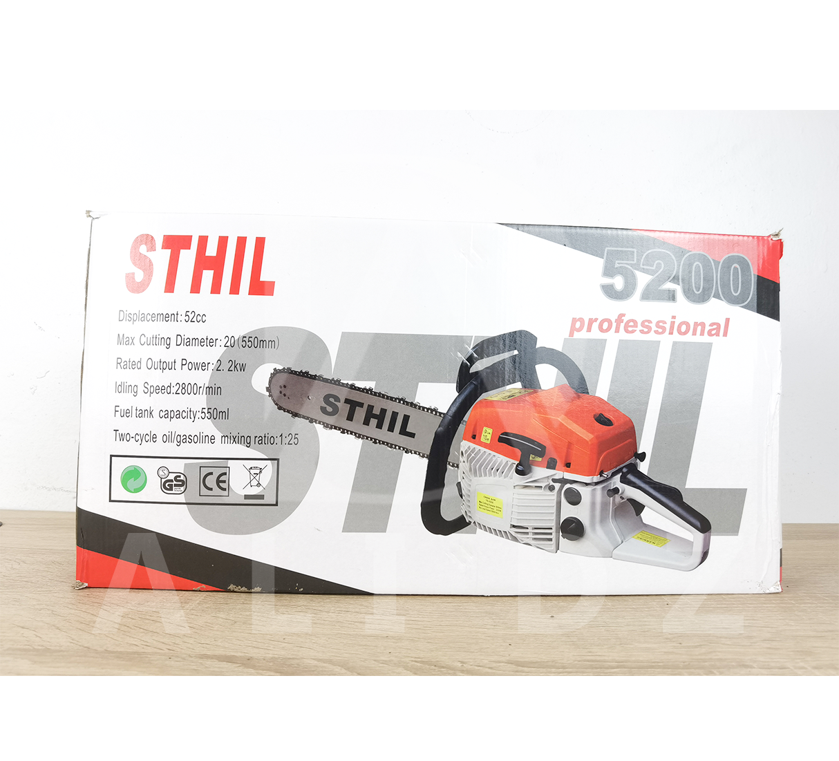 منشار السلسلة يعمل بالبنزين