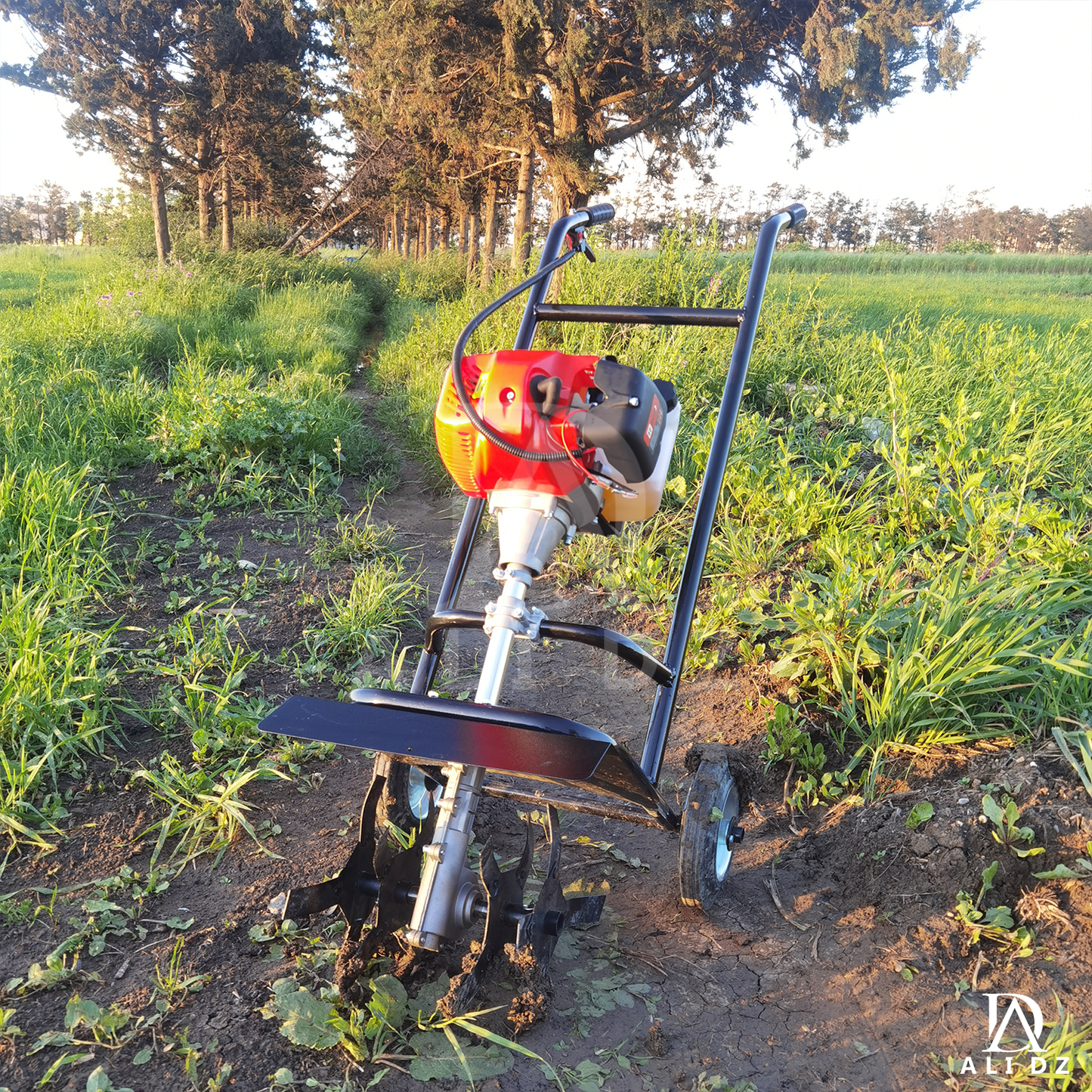 محراث التربة يعمل بالبنزين